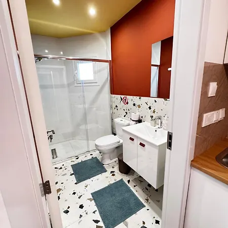 Modern 2 Private Kitchenette And Bathroom *