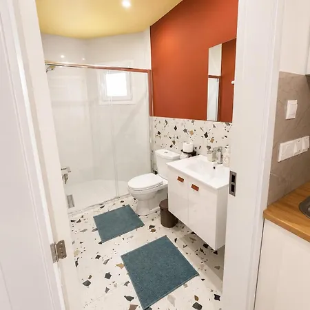 Modern 2 Private Kitchenette And Bathroom