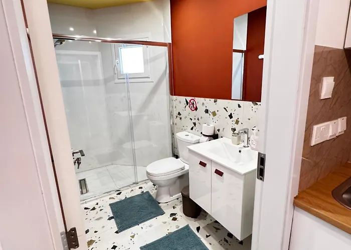 Modern 2 Private Kitchenette And Bathroom *