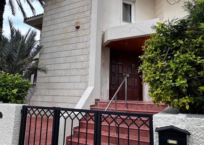 Modern 2 Private Kitchenette And Bathroom