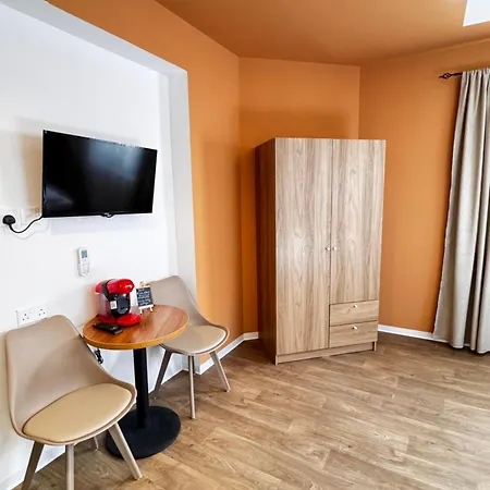 Modern 2 Private Kitchenette And Bathroom Apartment Limassol